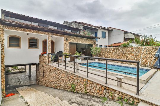 Hall de Entrada, Garagem e Piscina de casa de condomínio à venda com 5 quartos, 800m² em Freguesia de Jacarepaguá, Rio de Janeiro