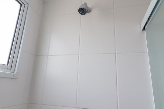 Banheiro quarto 2 suíte - chuveiro de apartamento para alugar com 2 quartos, 54m² em Jardim Flor da Montanha, Guarulhos
