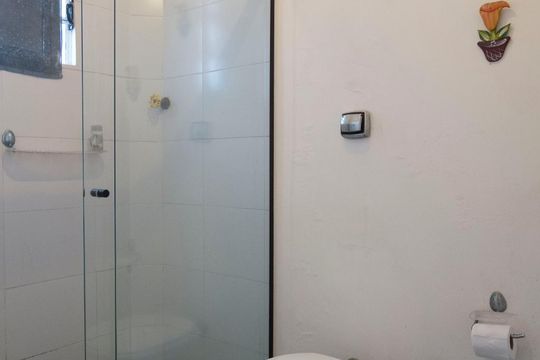 Banheiro de apartamento à venda com 2 quartos, 70m² em Partenon, Porto Alegre