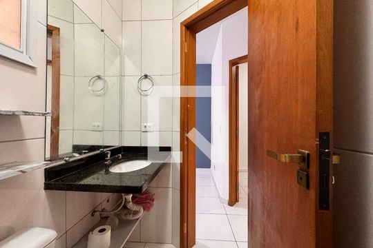 Banheiro de apartamento para alugar com 2 quartos, 55m² em Jardim Silvana, Santo André