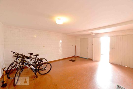 Garagem de casa à venda com 3 quartos, 320m² em Cambuci, São Paulo