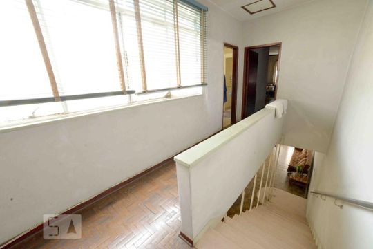 Circulação de casa à venda com 3 quartos, 320m² em Cambuci, São Paulo