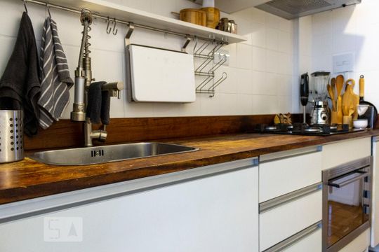 Cozinha de apartamento para alugar com 1 quarto, 45m² em Aclimação, São Paulo