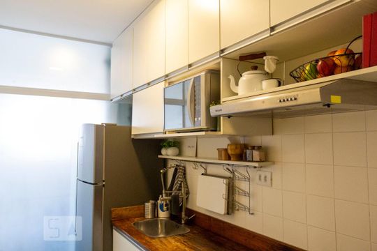 Cozinha de apartamento para alugar com 1 quarto, 45m² em Aclimação, São Paulo