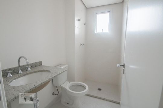 Banheiro de apartamento para alugar com 2 quartos, 69m² em Parque Industrial Tomas Edson, São Paulo
