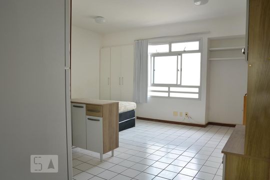 Sala de kitnet/studio para alugar com 1 quarto, 28m² em Asa Norte, Brasília