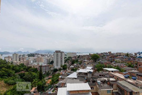 Vista da Sala de TV de apartamento à venda com 2 quartos, 55m² em Ingá, Niterói