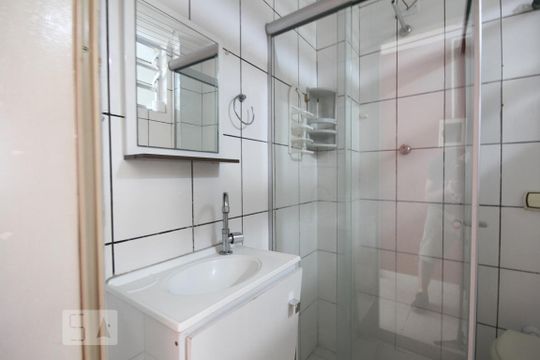Banheiro de kitnet/studio para alugar com 1 quarto, 32m² em Liberdade, São Paulo