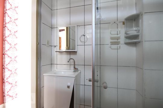 Banheiro de kitnet/studio para alugar com 1 quarto, 32m² em Liberdade, São Paulo