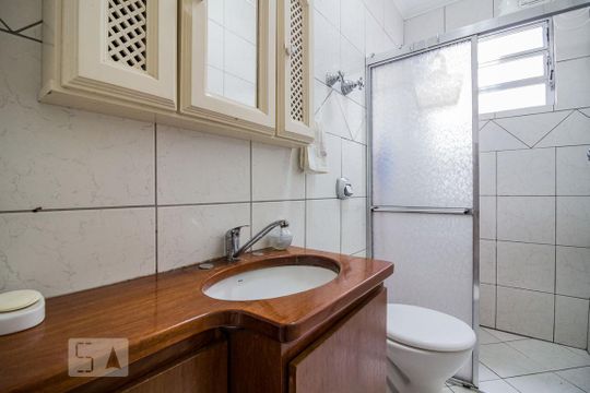 Banheiro de apartamento para alugar com 1 quarto, 43m² em Menino Deus, Porto Alegre