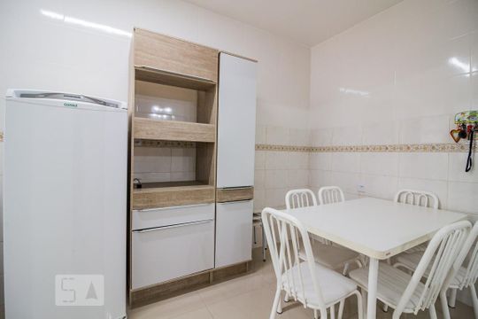 Cozinha de apartamento para alugar com 1 quarto, 43m² em Menino Deus, Porto Alegre