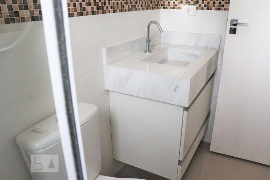 Banheiro de kitnet/studio para alugar com 1 quarto, 27m² em Jardim da Glória, São Paulo