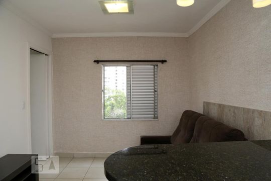 Sala de kitnet/studio para alugar com 1 quarto, 40m² em Chácara Agrindus, Taboão da Serra
