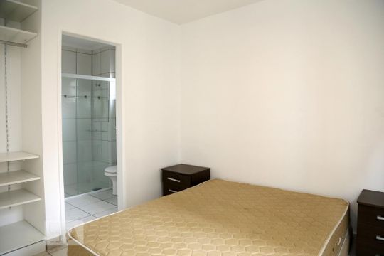 Quarto 1 de kitnet/studio para alugar com 1 quarto, 40m² em Chácara Agrindus, Taboão da Serra