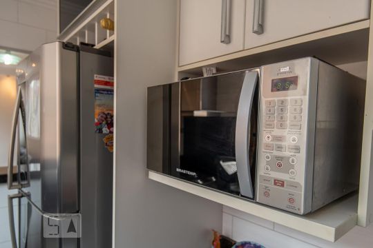 Geladeira e Microondas de apartamento para alugar com 2 quartos, 56m² em Vila Príncipe de Gales, Santo André