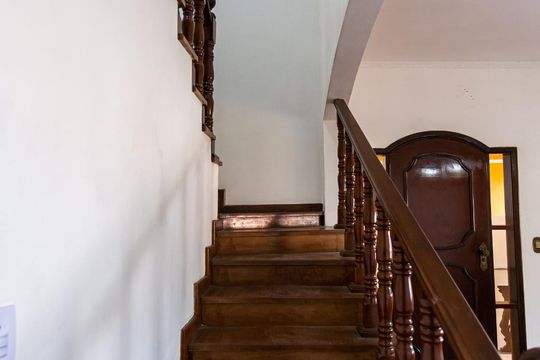 Escada de casa para alugar com 3 quartos, 284m² em Umuarama, Osasco