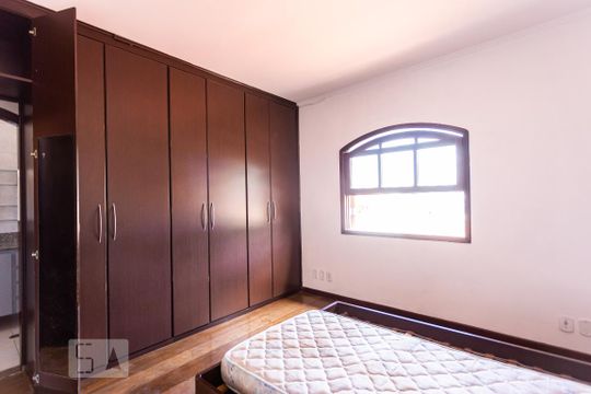 Suite de casa para alugar com 3 quartos, 284m² em Umuarama, Osasco