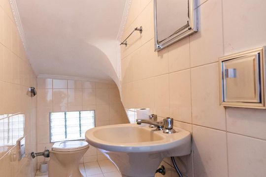 Lavabo de casa para alugar com 3 quartos, 284m² em Umuarama, Osasco