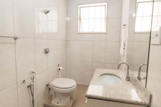 Banheiro de apartamento à venda com 3 quartos, 115m² em Serra, Belo Horizonte