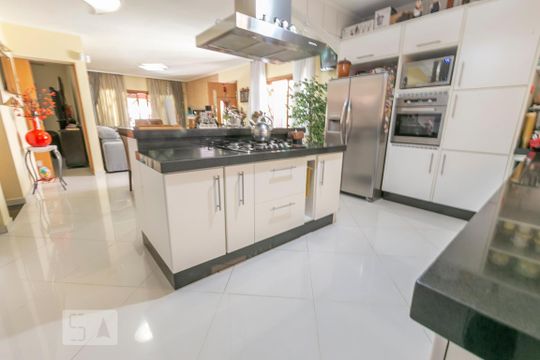 Cozinha de casa para alugar com 3 quartos, 150m² em Jaguará, São Paulo
