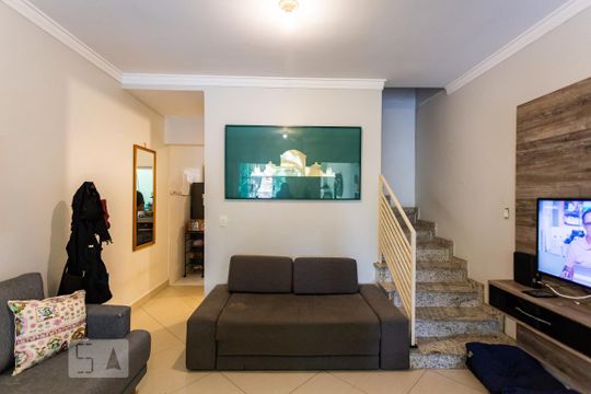 Sala de casa para alugar com 2 quartos, 100m² em Jardim Rizzo, São Paulo