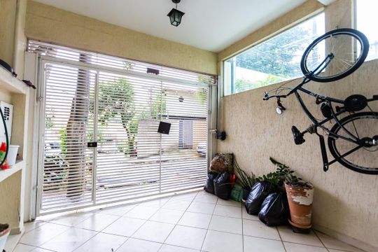 Garagem de casa para alugar com 2 quartos, 100m² em Jardim Rizzo, São Paulo