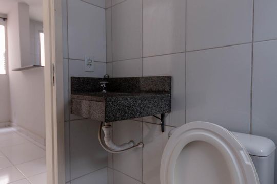 Banheiro de apartamento para alugar com 2 quartos, 50m² em São João Batista, Belo Horizonte
