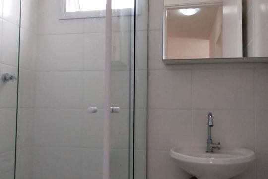 Banheiro de apartamento para alugar com 2 quartos, 48m² em Jardim Monte Alegre, Taboão da Serra