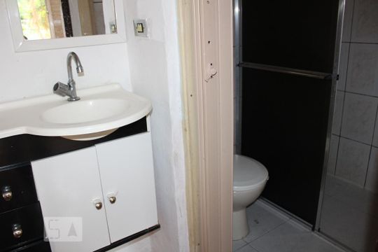 banheiro de apartamento à venda com 3 quartos, 56m² em Conjunto Habitacional Padre José de Anchieta, São Paulo
