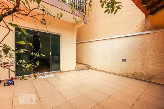 Quintal  de casa à venda com 3 quartos, 179m² em Vila Nhocune, São Paulo