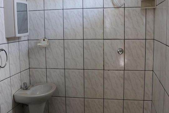 Banheiro de casa para alugar com 1 quarto, 30m² em Vila Guaraciaba, Santo André