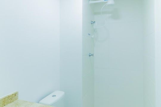 Banheiro de kitnet/studio para alugar com 1 quarto, 25m² em Centro, São Paulo