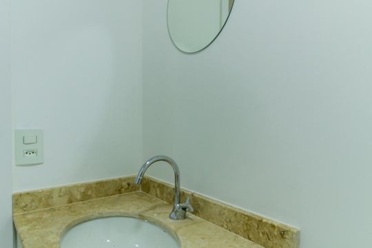 Banheiro de kitnet/studio para alugar com 1 quarto, 25m² em Centro, São Paulo