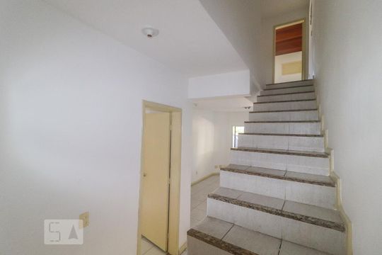 Escada para o Segundo Andar de casa de condomínio para alugar com 3 quartos, 100m² em Anil, Rio de Janeiro