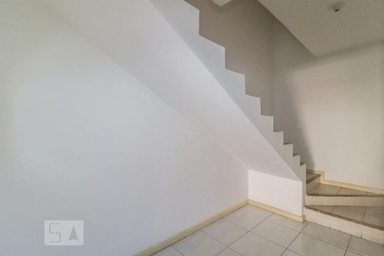 Escada para o Segundo Andar de casa de condomínio para alugar com 3 quartos, 100m² em Anil, Rio de Janeiro