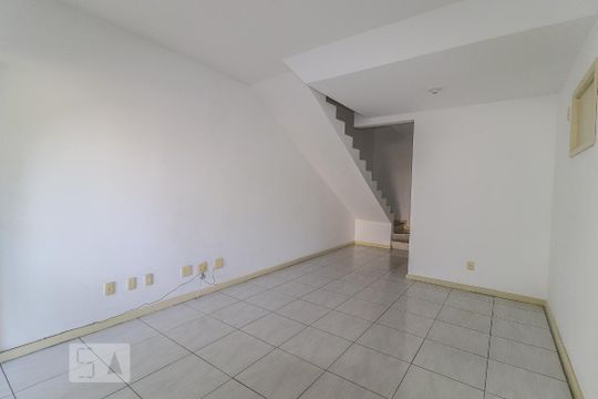 Sala de casa de condomínio para alugar com 3 quartos, 100m² em Anil, Rio de Janeiro