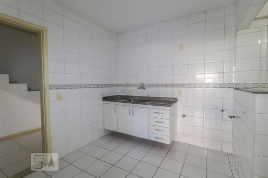 Cozinha de casa de condomínio para alugar com 3 quartos, 100m² em Anil, Rio de Janeiro