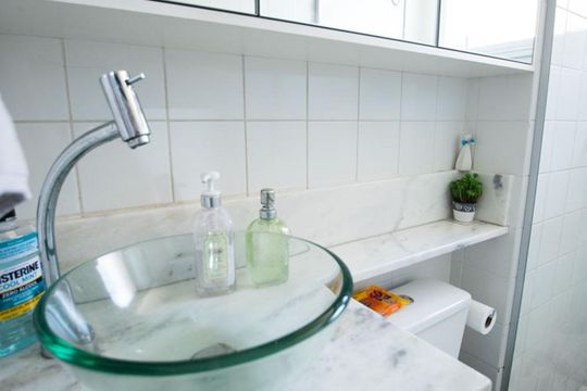 banheiro de apartamento à venda com 2 quartos, 54m² em Vila Satúrnia, Campinas