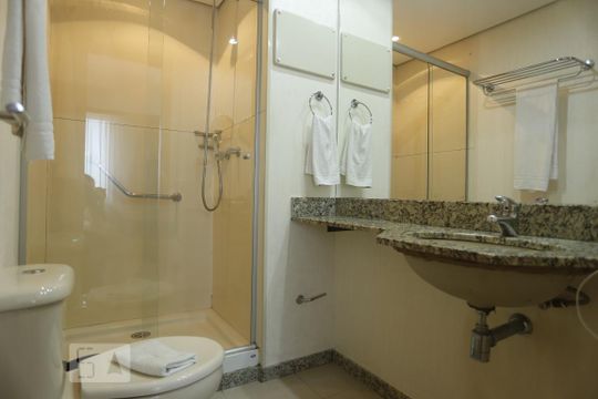 Banheiro de apartamento para alugar com 1 quarto, 30m² em Consolação, São Paulo