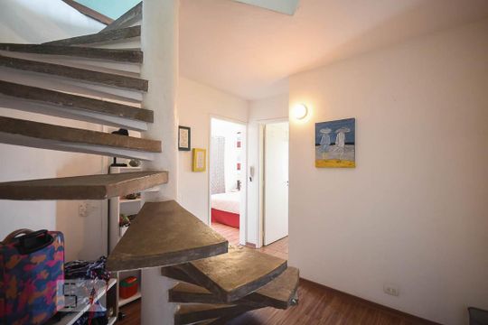 Escada de apartamento à venda com 2 quartos, 92m² em Vila Andrade, São Paulo