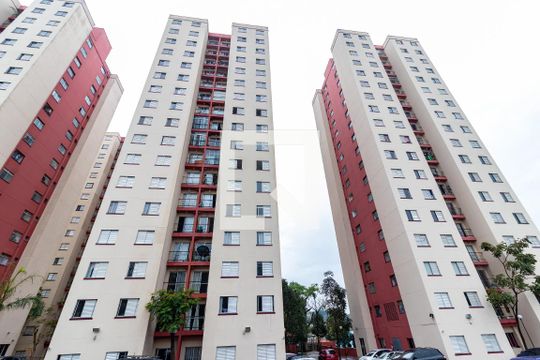 Fachada do bloco de apartamento para alugar com 2 quartos, 48m² em Vila Carmosina, São Paulo