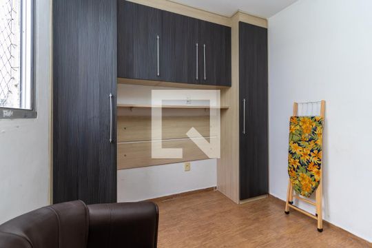 Quarto 2 de apartamento para alugar com 2 quartos, 48m² em Vila Carmosina, São Paulo