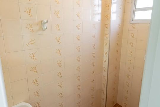 Banheiro de serviço de apartamento para alugar com 3 quartos, 75m² em Aclimação, São Paulo