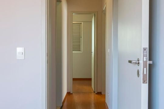 Corredor de apartamento para alugar com 3 quartos, 75m² em Aclimação, São Paulo