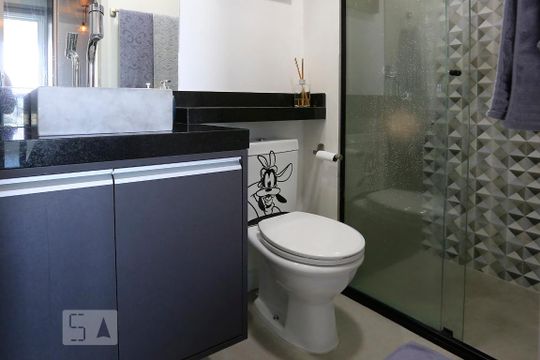 Banheiro de kitnet/studio para alugar com 1 quarto, 43m² em Jardim Aeroporto, São Paulo