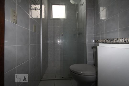 Banheiro de apartamento para alugar com 1 quarto, 35m² em Centro, Curitiba