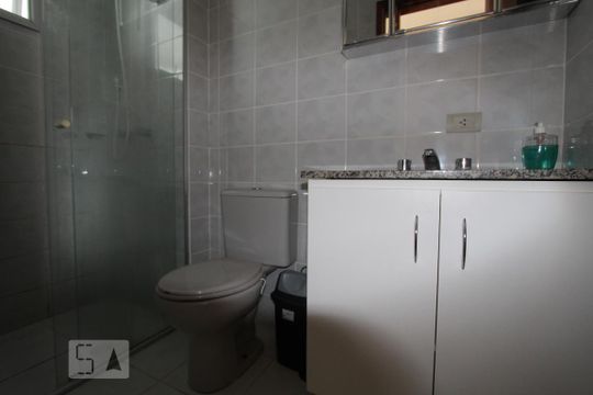 Banheiro de apartamento para alugar com 1 quarto, 35m² em Centro, Curitiba