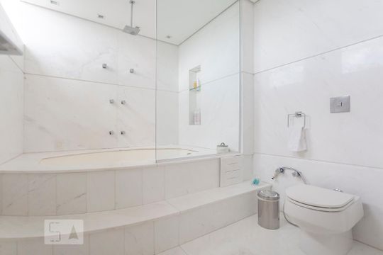 Banheiro da Suíte de apartamento à venda com 1 quarto, 260m² em Higienópolis, São Paulo