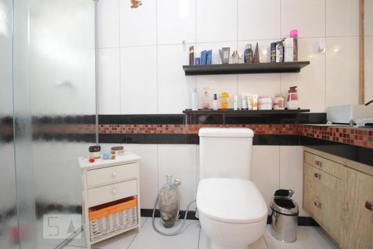 Banheiro da suíte de casa de condomínio à venda com 3 quartos, 155m² em Jardim Monte Kemel, São Paulo