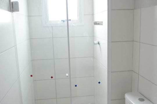 Banheiro de apartamento à venda com 2 quartos, 45m² em Olaria, Canoas